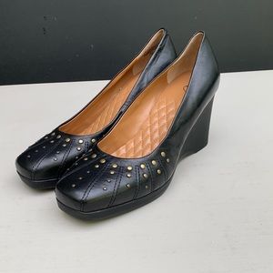 Shoes Black leather pumps. Size 7W.